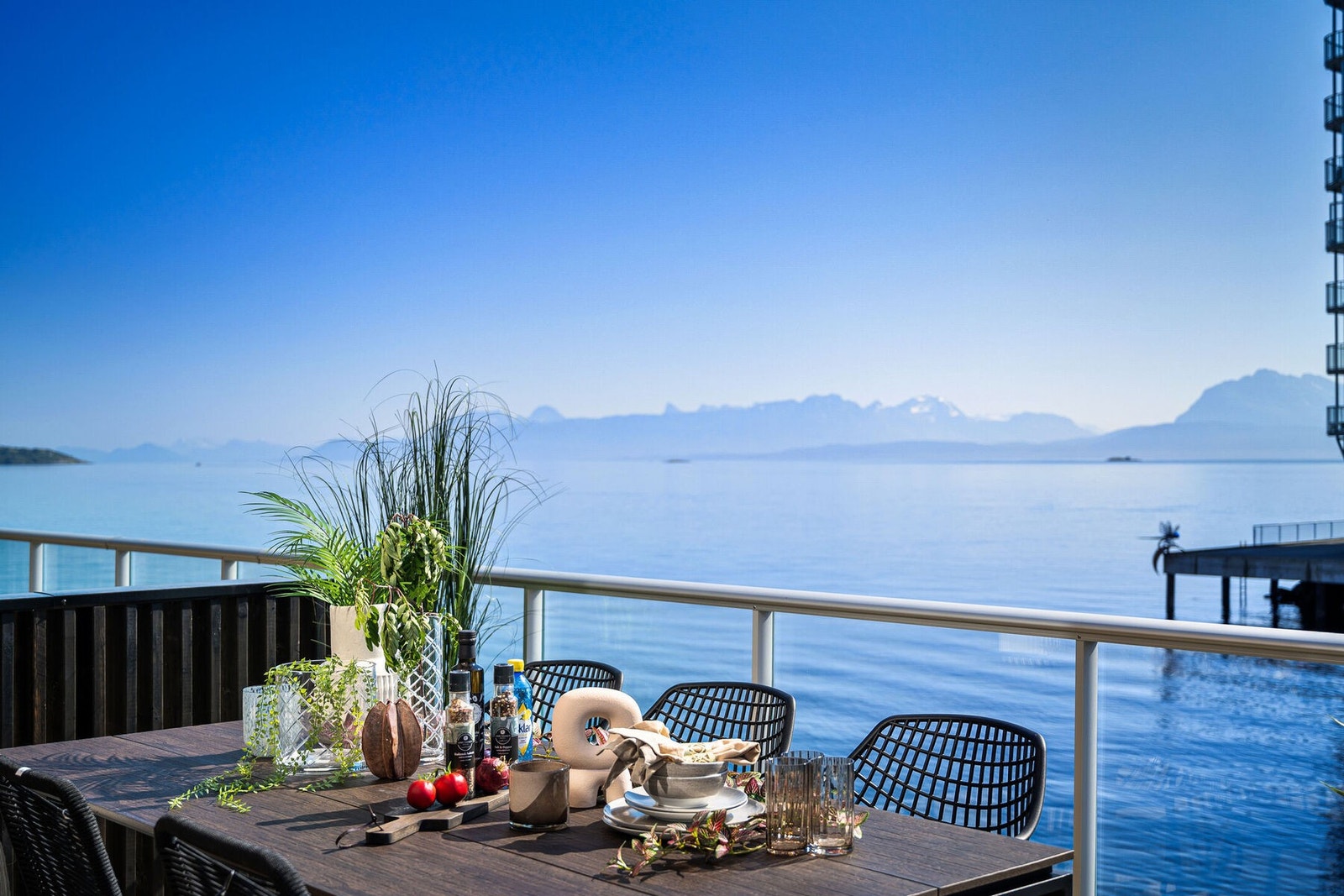 Fantastisk panoramautsikt ut mot fjorden fra veranda. Galleribilde