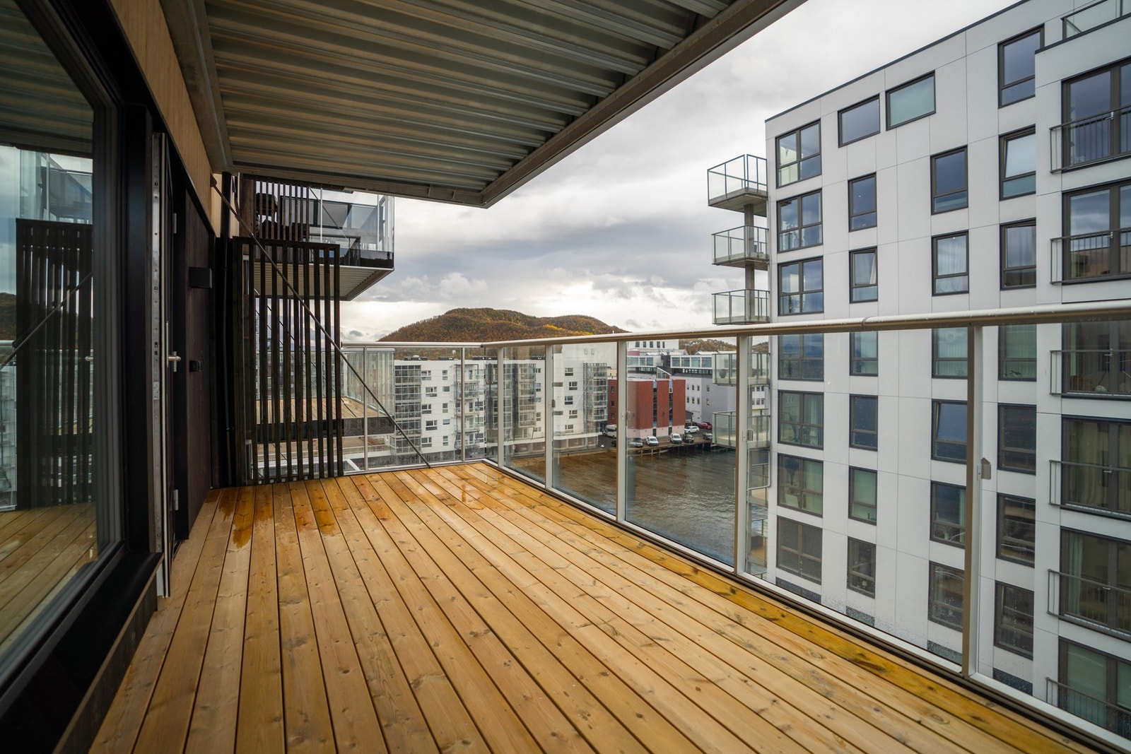 Veranda på hele 13 kvm med god plass til flere sittegrupper og gode solforhold. Galleribilde