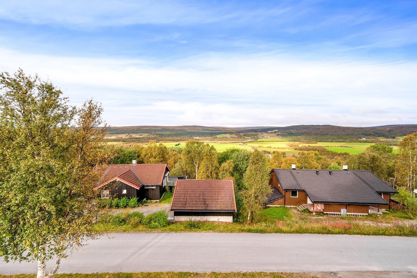 Bor man i Langseth har man kort vei til Røros sentrum, fine turområder sommer som vinter, med bl.a. oppkjørt lysløype. Galleribilde