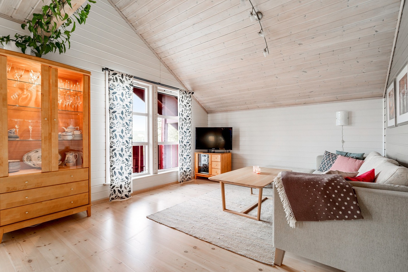 Flere store vindusflater bidrar til naturlig belysning. Galleribilde