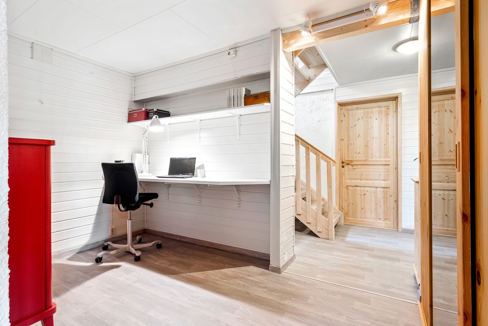Arbeidsrom med skyvedørsgarderobe og gulvvarme. Galleribilde