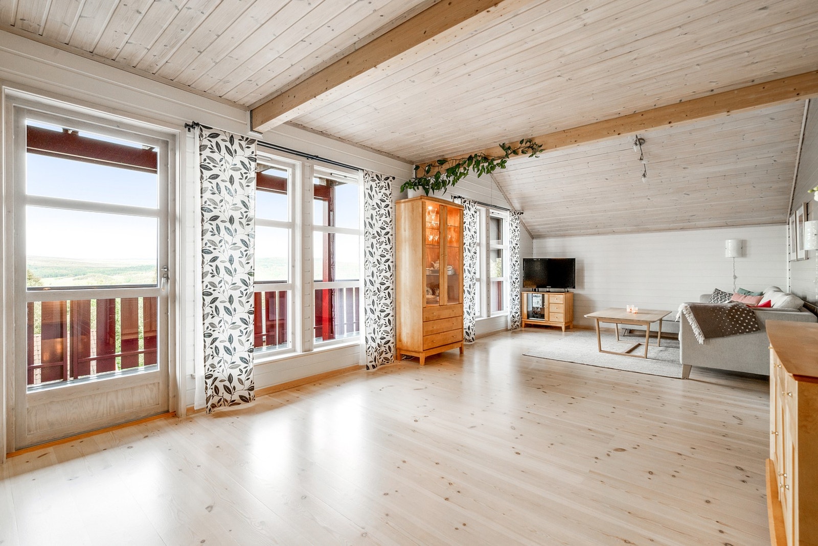 Fra stuen er det utgang til terrassen. Galleribilde