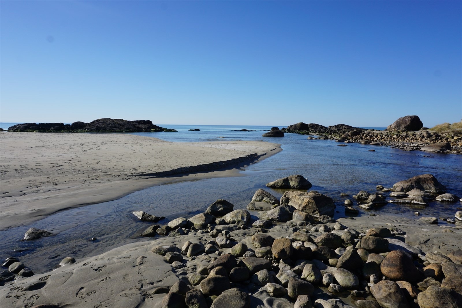 Fuglestadånå som renner ut i havet. Galleribilde