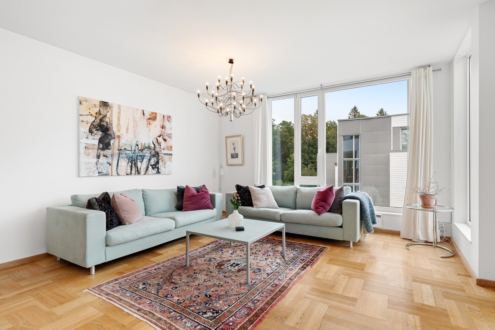 De store vindusflatene gir gode lysforhold. Galleribilde