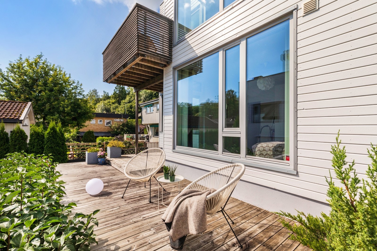 Terrasse på bakkeplan. Galleribilde