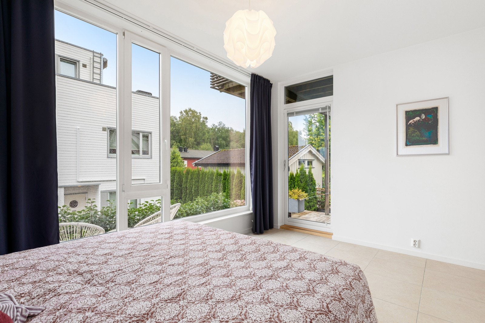 Rommet har store vindusflater som gir gode lysforhold. Galleribilde