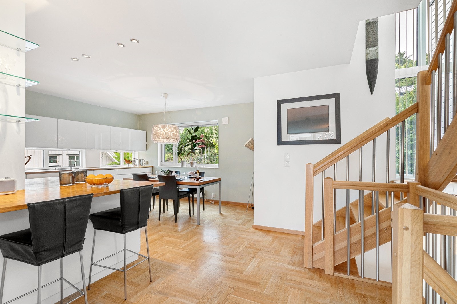 Fra kjøkkenet går trappen opp til toppetasjen (3. etasje). Galleribilde