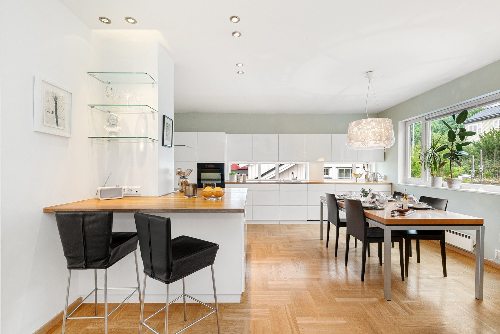 Kjøkken med åpen løsning og innredning fra Kvik. Galleribilde