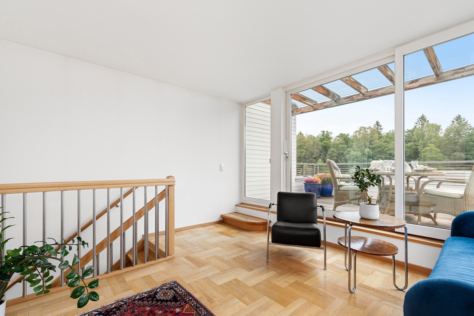 Lys og luftig loftstue med store vindusflater. Galleribilde