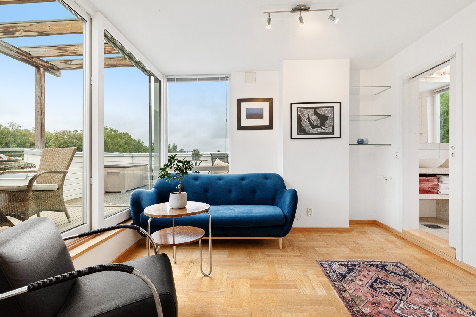 Utgang fra loftstuen til stor, delvis overbygget sørøstvendt takterrasse på ca 43 kvm med pergola. Galleribilde