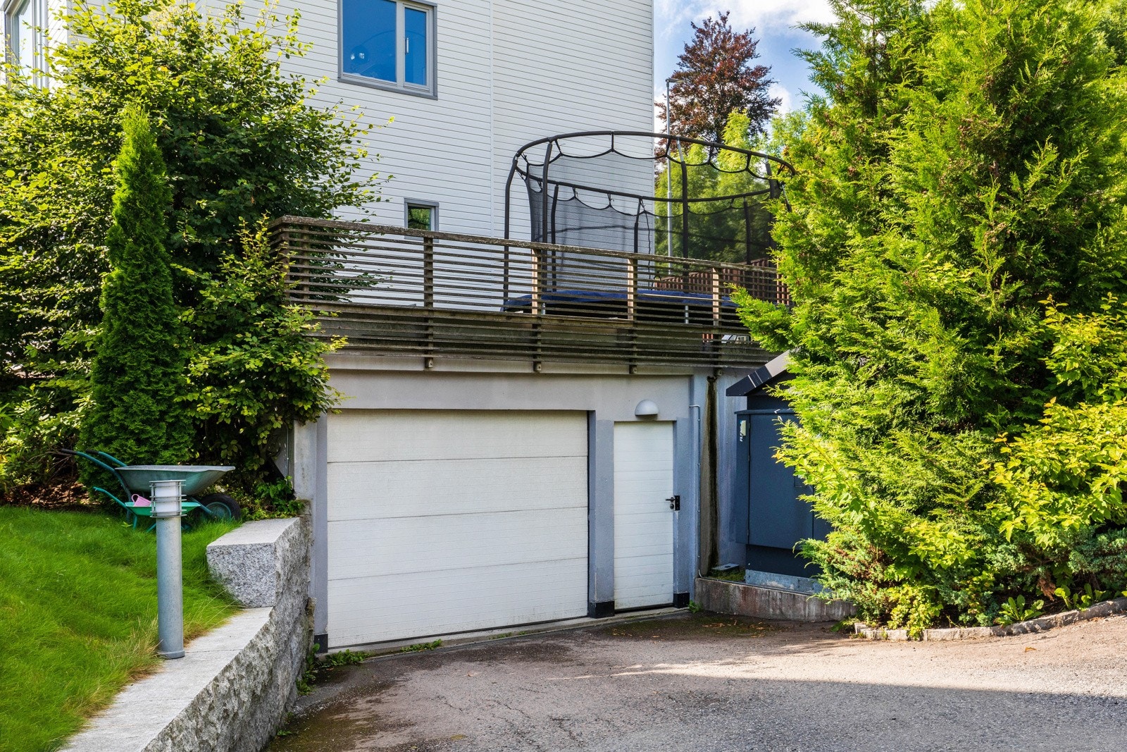 Innkjøring til felles garasjeanlegg. Galleribilde