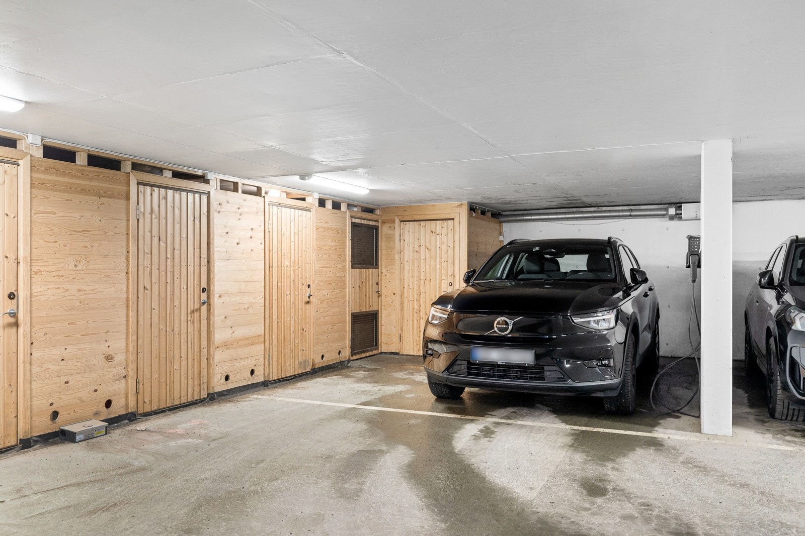 Boligen har to biloppstillingsplasser ved felles garasjeanlegg med 1 el-bil lader. Galleribilde