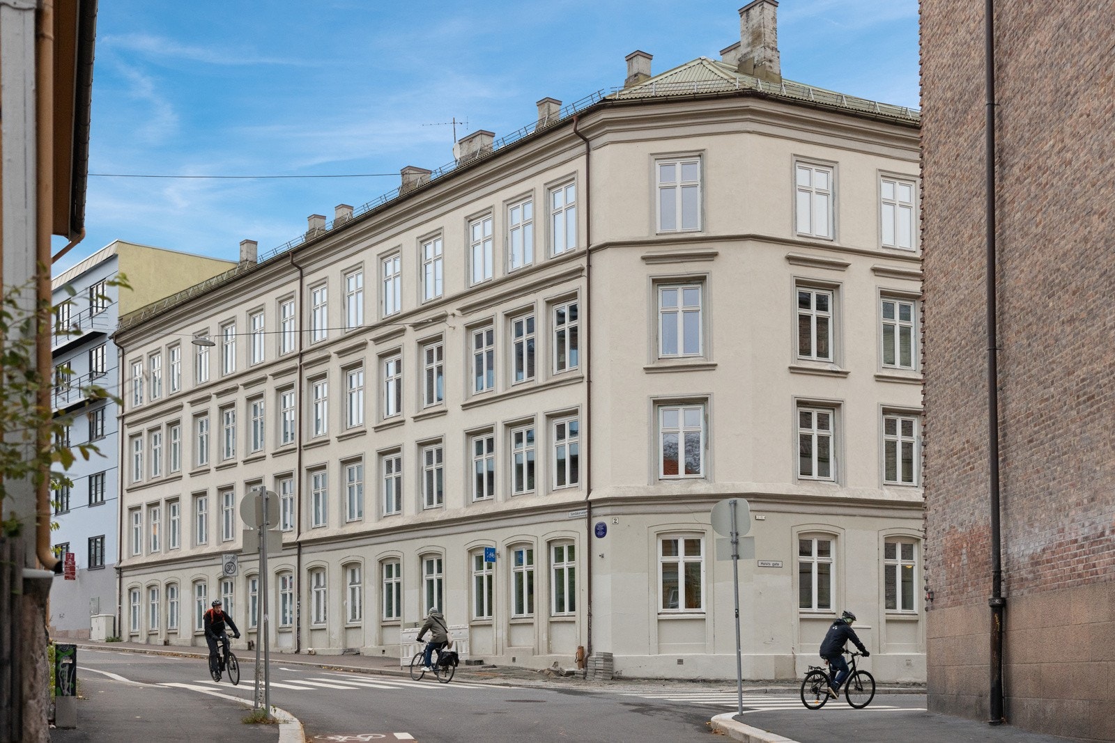 Klassisk bygård over 4 etasjer. Galleribilde