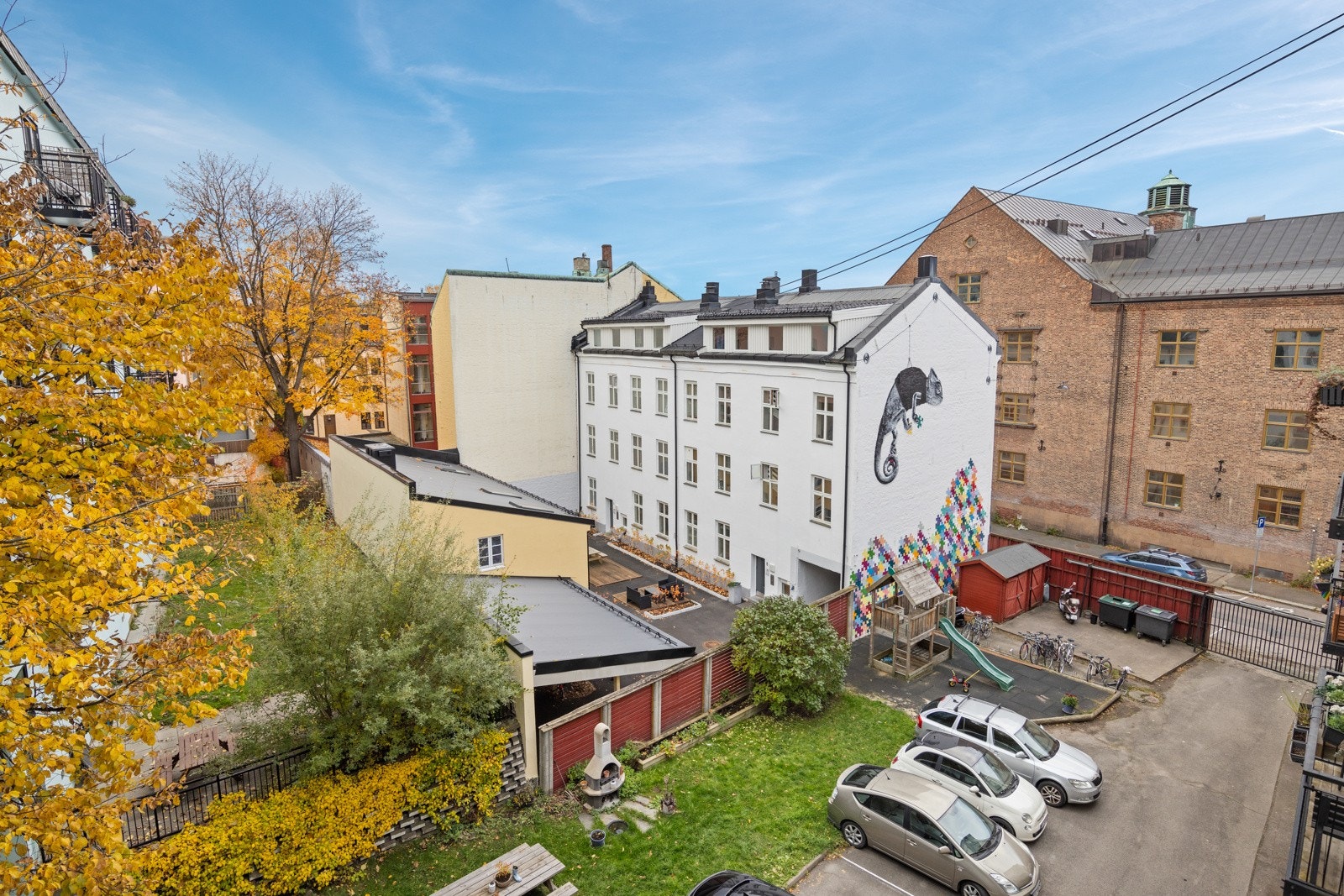 Hyggelig utsyn over rolig bakgård. Galleribilde