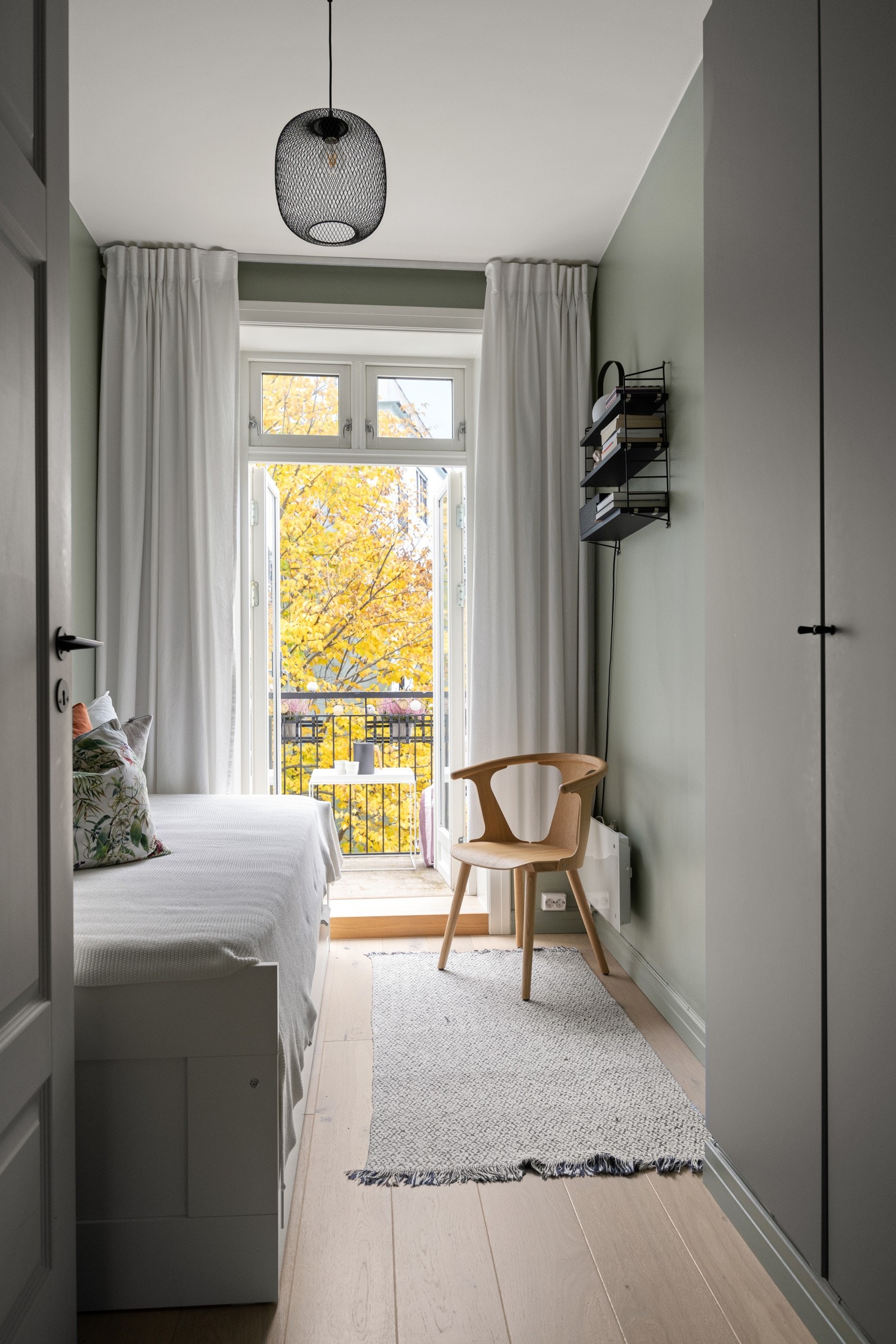 Dette er også et stort og flott soverom med plass til både seng, kommode og pult. Galleribilde