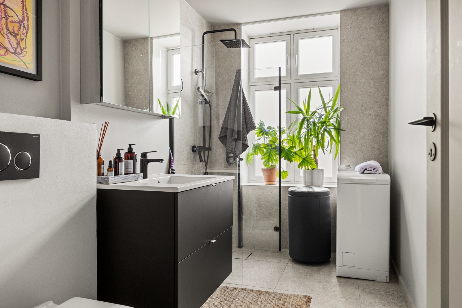 Delikat, romslig og pent bad oppusset i 2020 med opplegg for vaskemaskin. Galleribilde