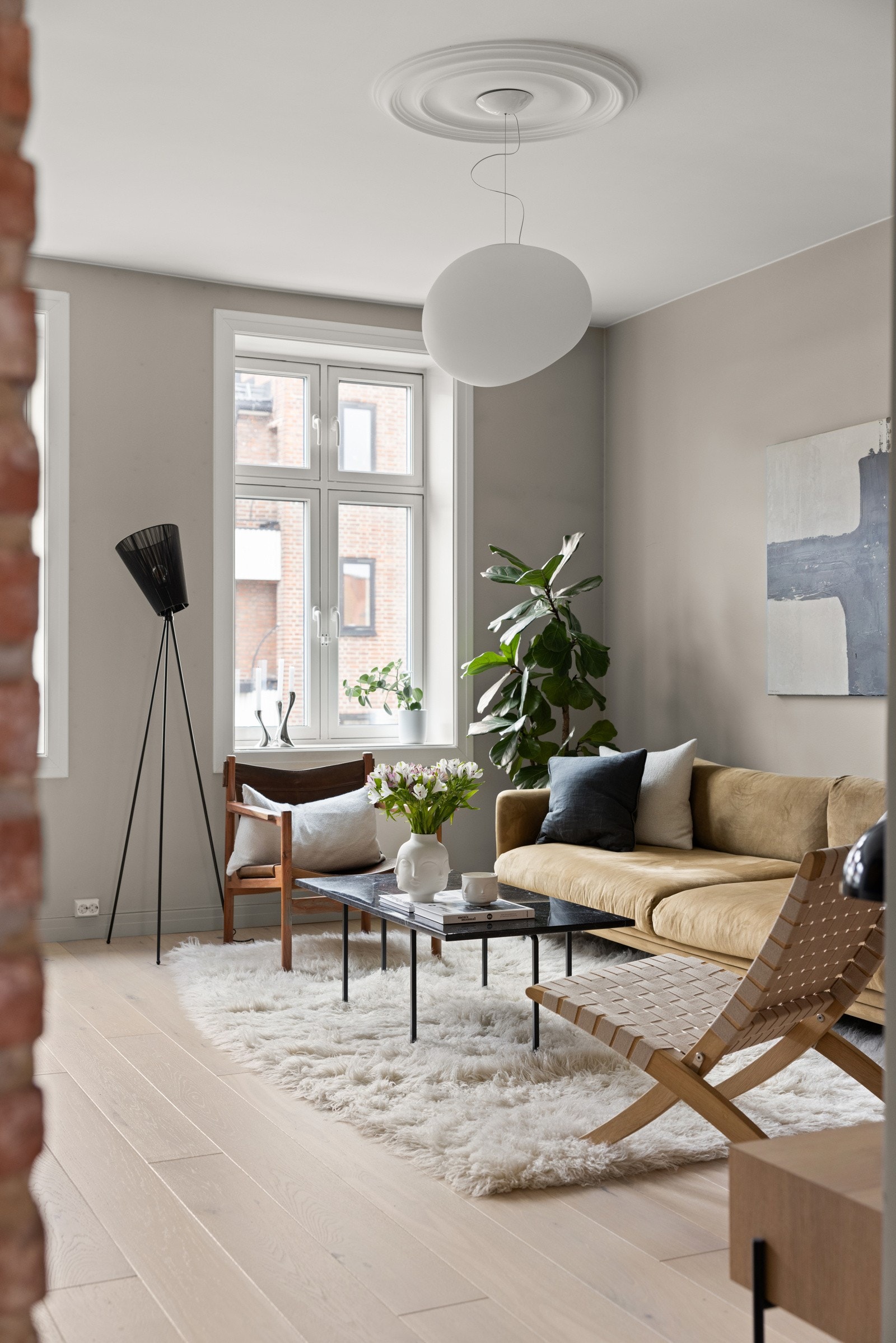 Romslig og lys stue med god plass til både sofagruppe, spisebord, tv-seksjon og annet ønsket møblement. Galleribilde