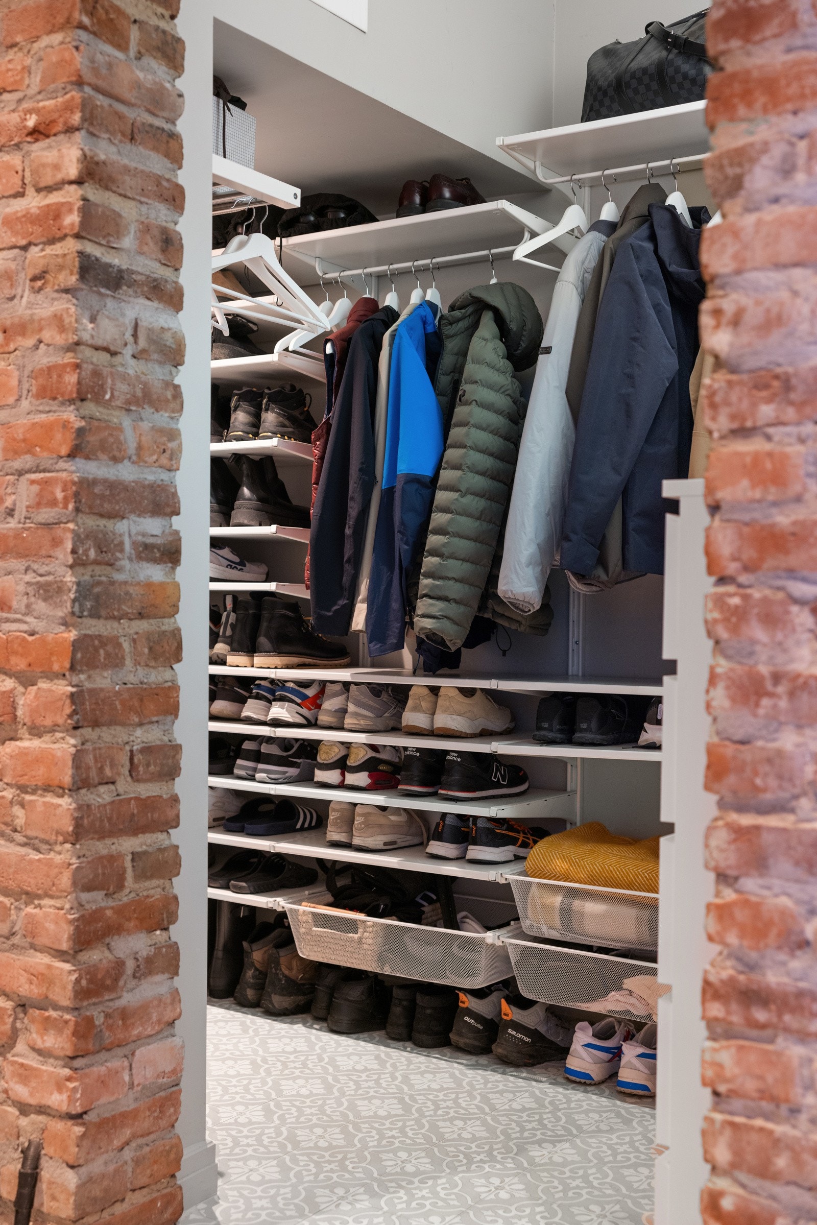 Her er det rikelig med plass til å sette fra seg sko og henge fra seg yttertøy i walk-in garderobe i tilknytning til entréen. Galleribilde