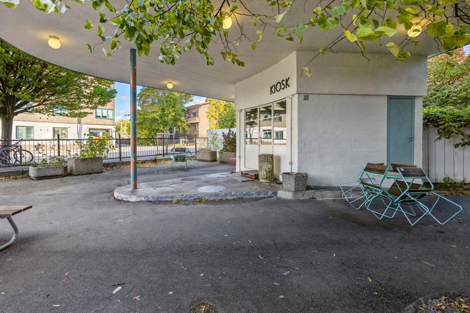 KIOSK er en trivelig kaffebar som holder til i en tidligere bensinstasjon fra 1935. Her får du utsøkt kaffe og bakevarer like utenfor døra! Galleribilde