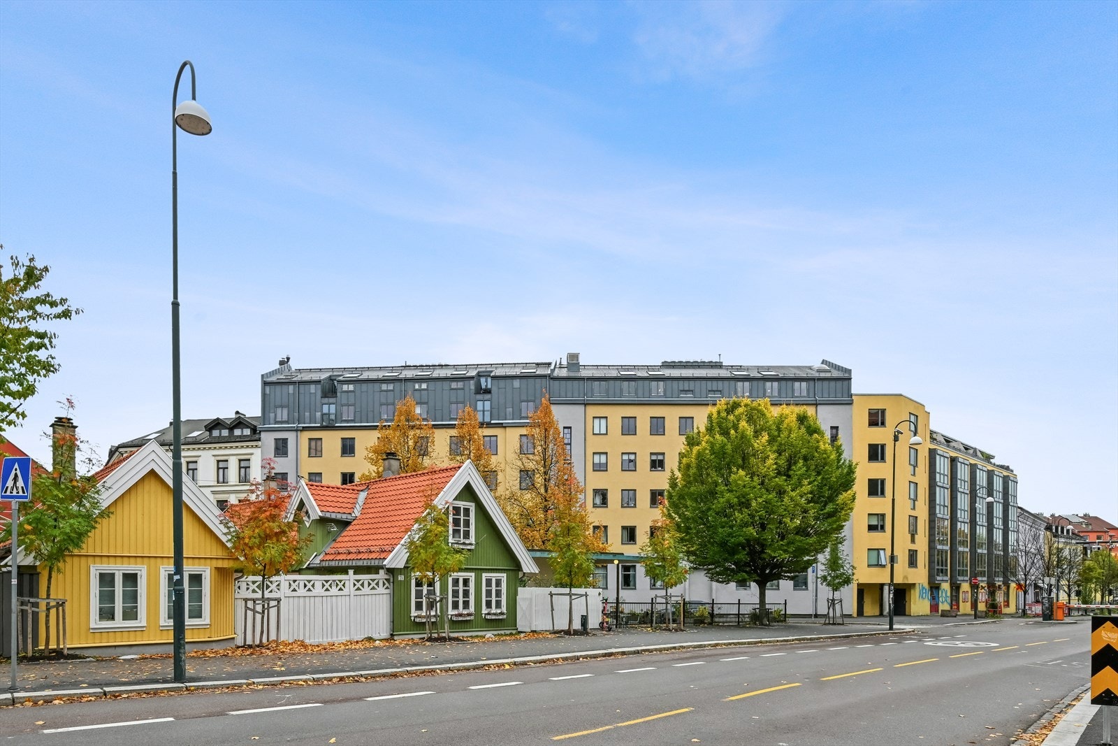 Koselige og stille gater preger nærområdet, med fasader som er fredet av byantikvaren, noe som gjør at området vil beholde sin sjarm og trivelige atmosfære også i fremtiden. Galleribilde