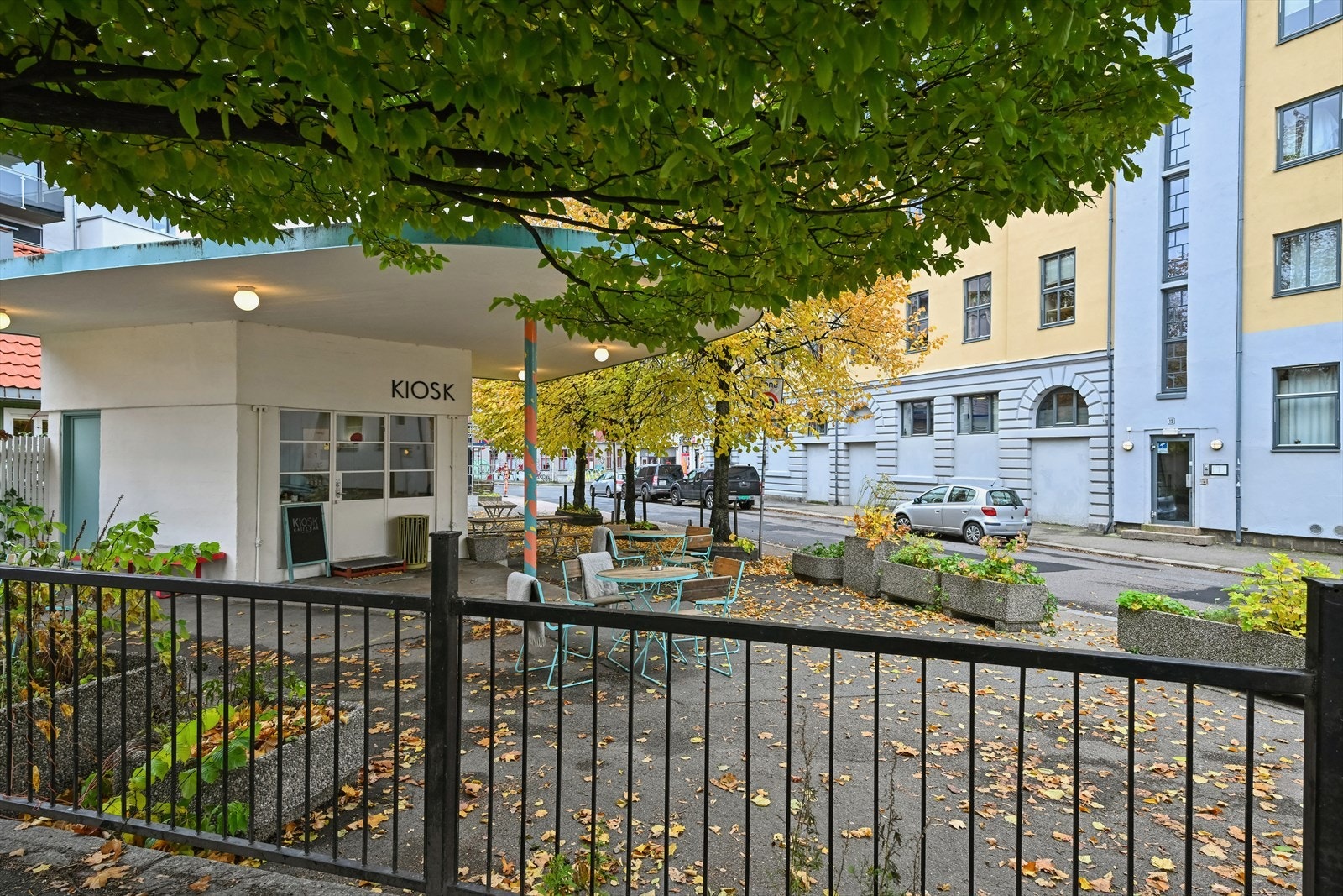 KIOSK er en trivelig kaffebar som holder til i en tidligere bensinstasjon fra 1935. Her får du utsøkt kaffe og bakevarer like utenfor døra, som også egner seg ypperlig for sen helgefrokost. Galleribilde