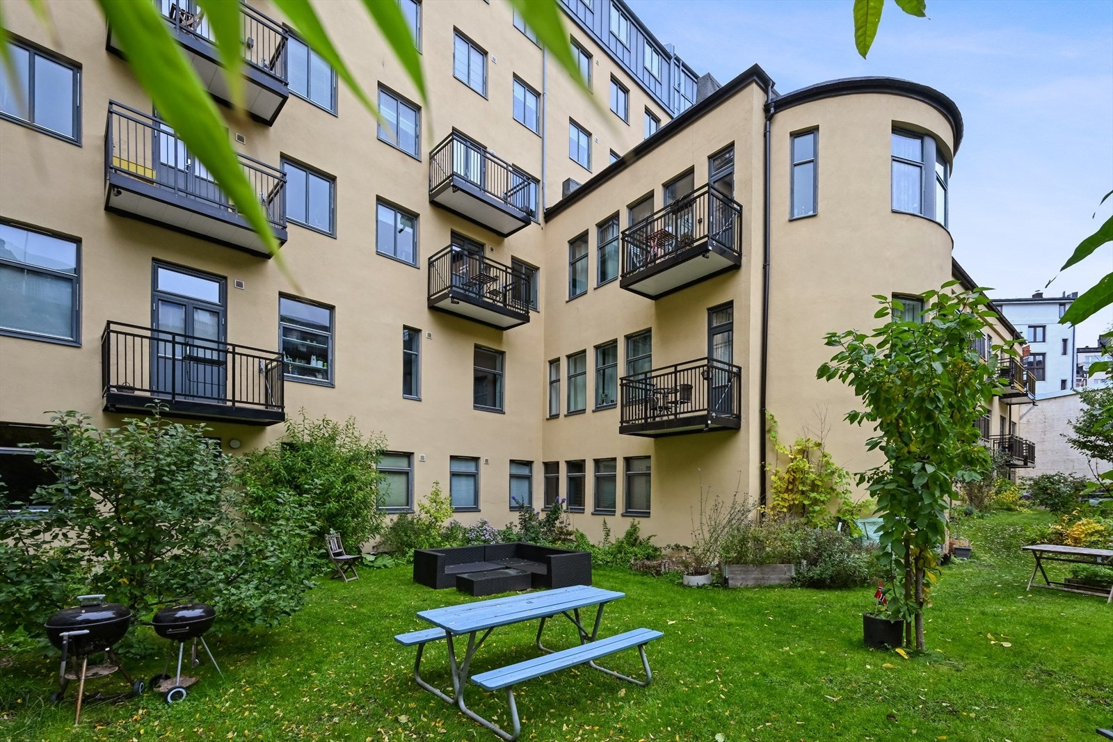 På en herlig og solrik dag kan ettermiddagen nytes på gressplenen i den rolige bakgården. Galleribilde