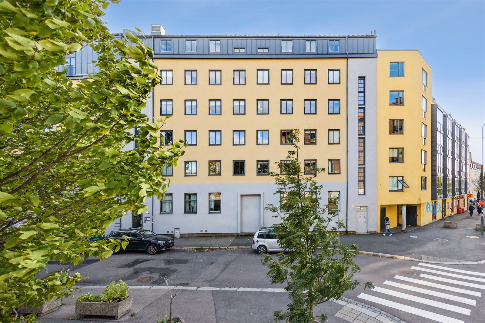 I nærheten finner du noen av byens særpregede lunger, nærmeste nabo er Vålerengaparken med Vålerenga Kirke. Etterstad Kolonihage, Tøyenparken, der den stadig mer populære Øyafestivalen arrangeres ligger også i gangavstand fra leiligheten. Galleribilde
