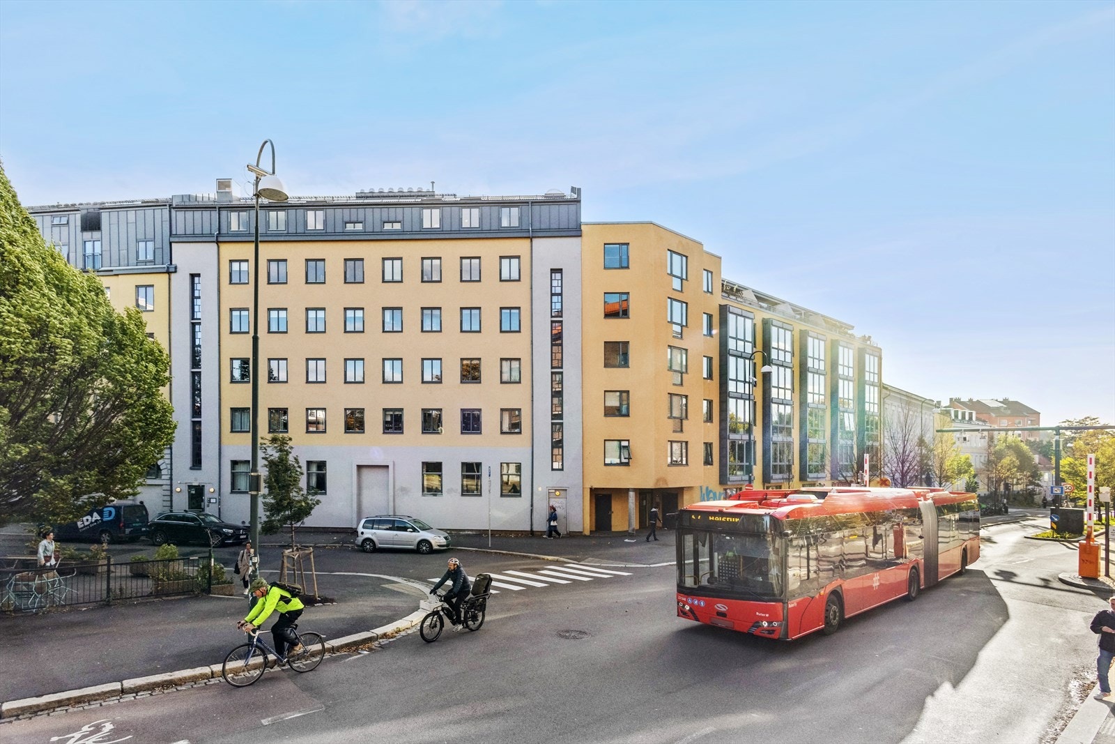 Det er svært god offentlig kommunikasjon i området med kort vei til busslinje 37 som går fra Nydalen via sentrum til Helsfyr, og busslinje 20 som tar deg raskt til områder som Torshov og Sagene. Begge busslinjene går hele døgnet. Galleribilde