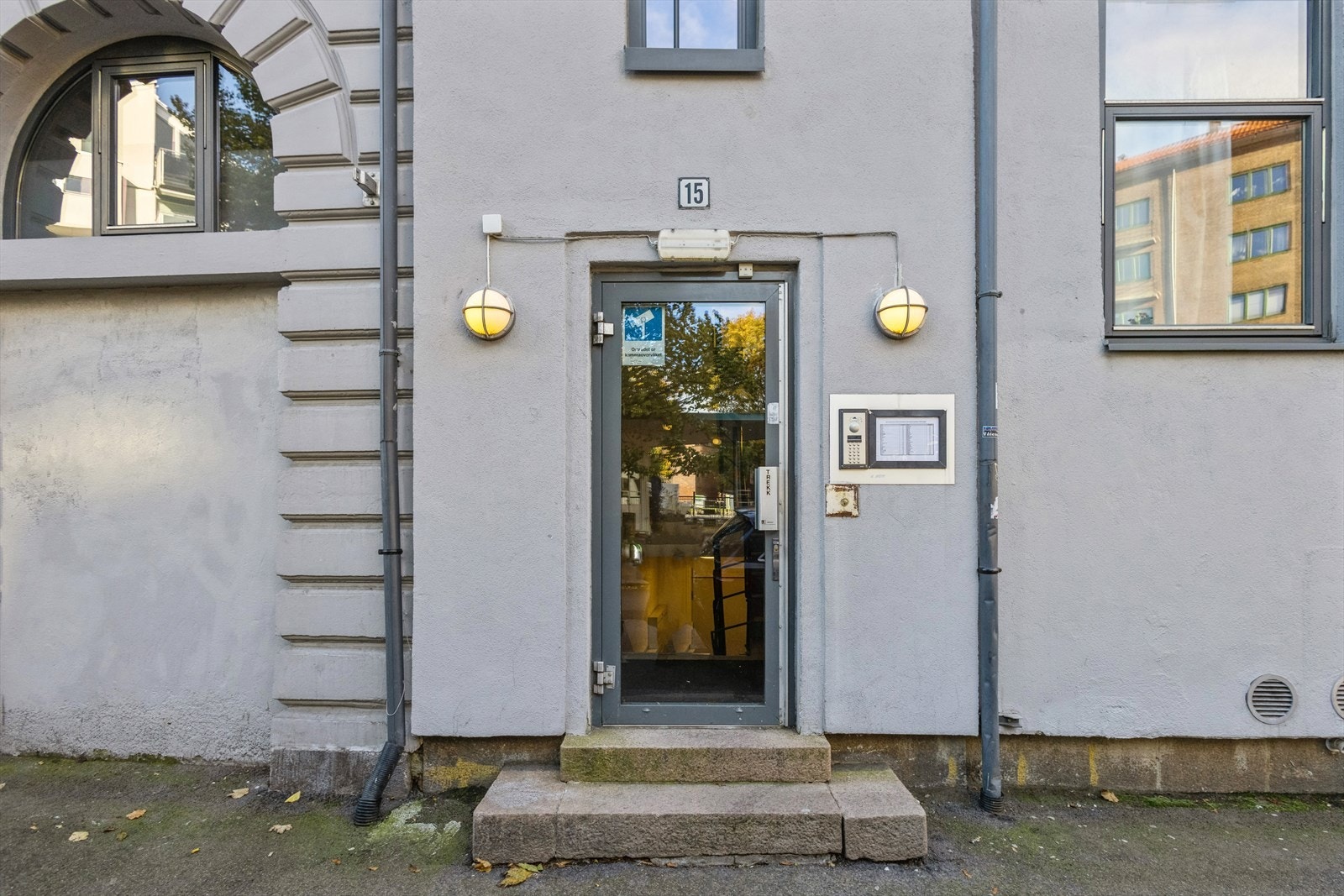 Enebakkveien 15 har inngangsparti fra gateplan hvor heisen tar deg opp til leiligheten i 4. etasje. Galleribilde