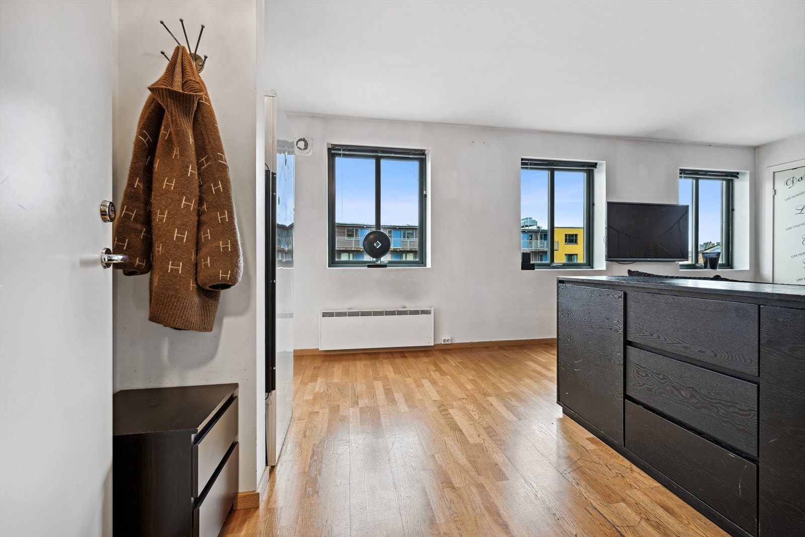 Velkommen inn! Leiligheten har lysmalte vegger og godt med naturlig lysinnslipp fra flere vindusflater. Galleribilde