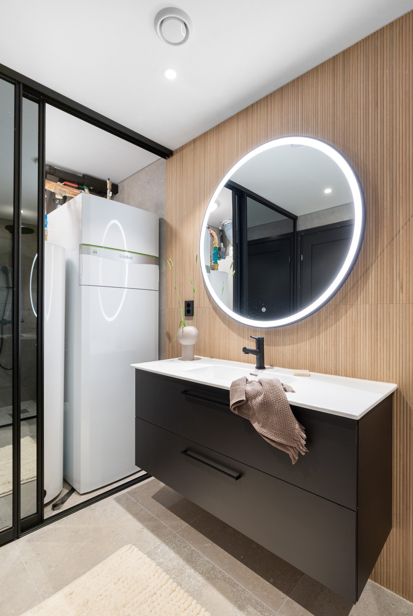 Smart løsning med skyvedører foran teknisk anlegg inne opå badet 1 u.etasjen Galleribilde