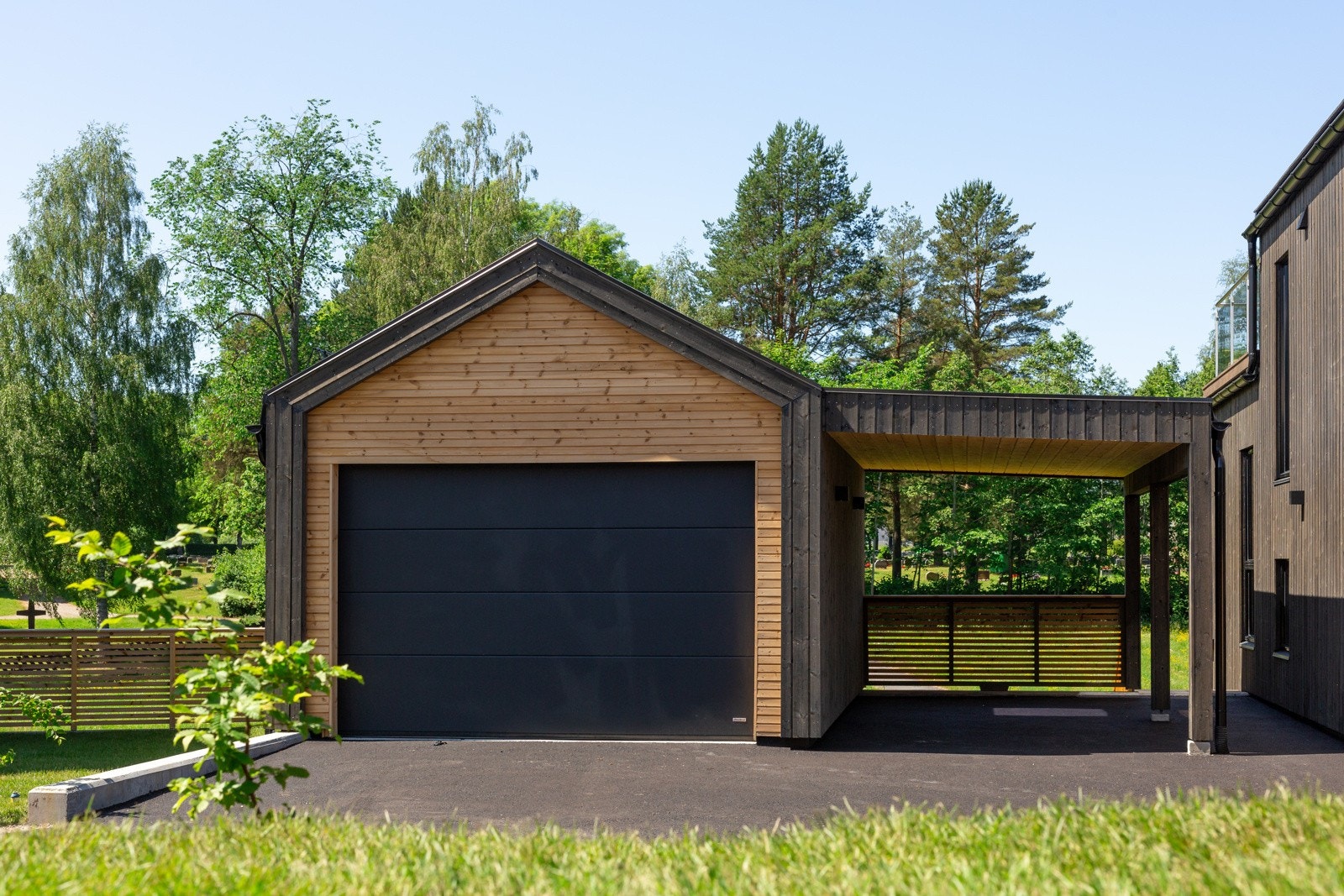 Boligen har både garasje og carport Galleribilde