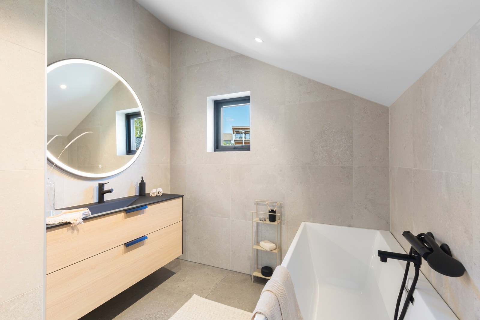 Badet i 2.etasje har nydelig innredning i eiklignende utførelse, speil med LED-lys og badekar. Galleribilde