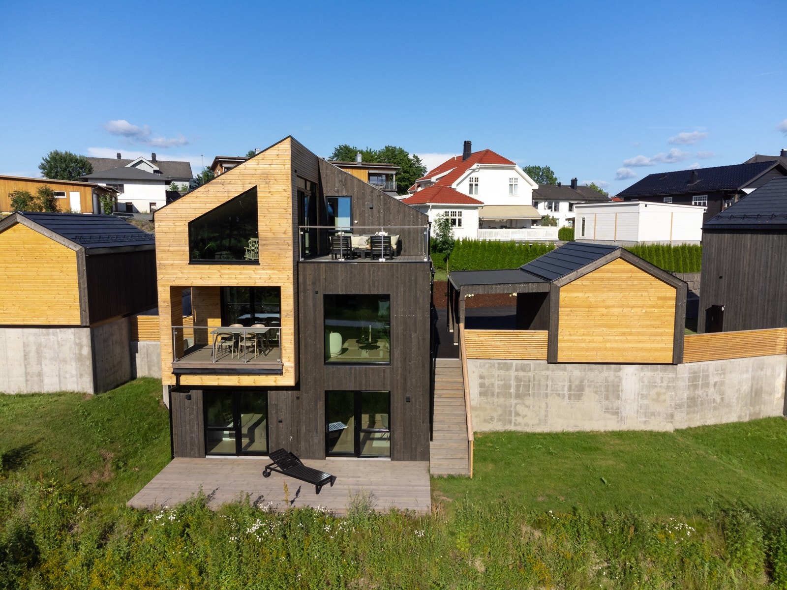 Boligen går over 3 plan med takterrasse ut fra toppetasjen Galleribilde