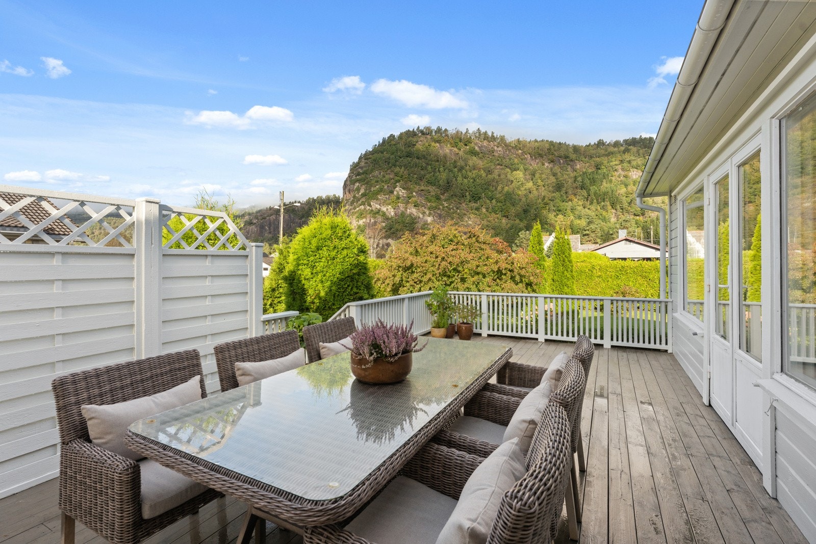 Fra stua er ddt utgang til en romslig veranda Galleribilde