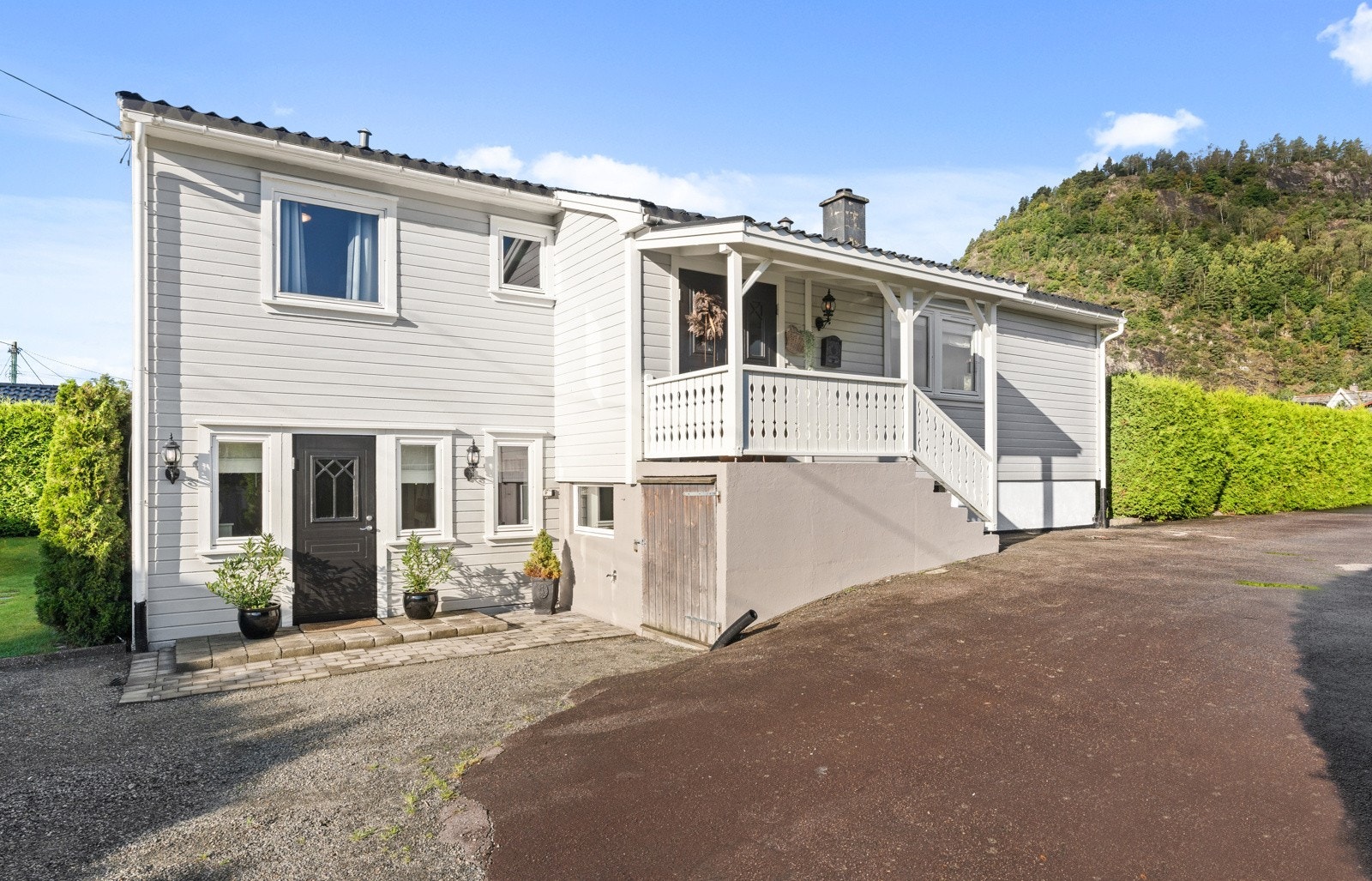 Romslig tun med gode parkeringsmuligheter. Galleribilde