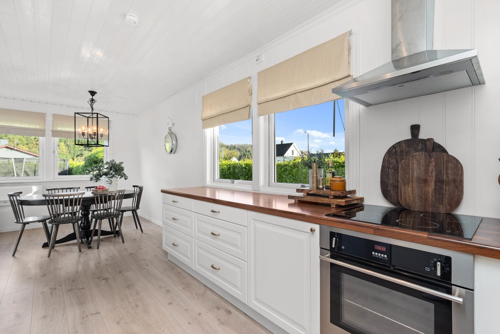 Åpen løsning mellom stua og kjøkkenet Galleribilde