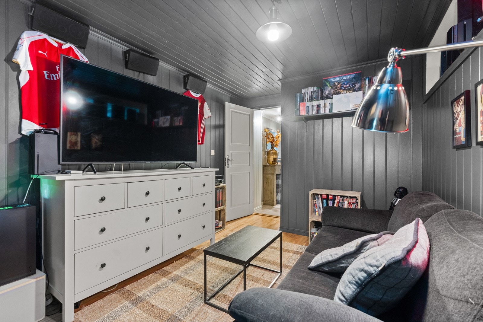 Tv-stue i kjeller Galleribilde