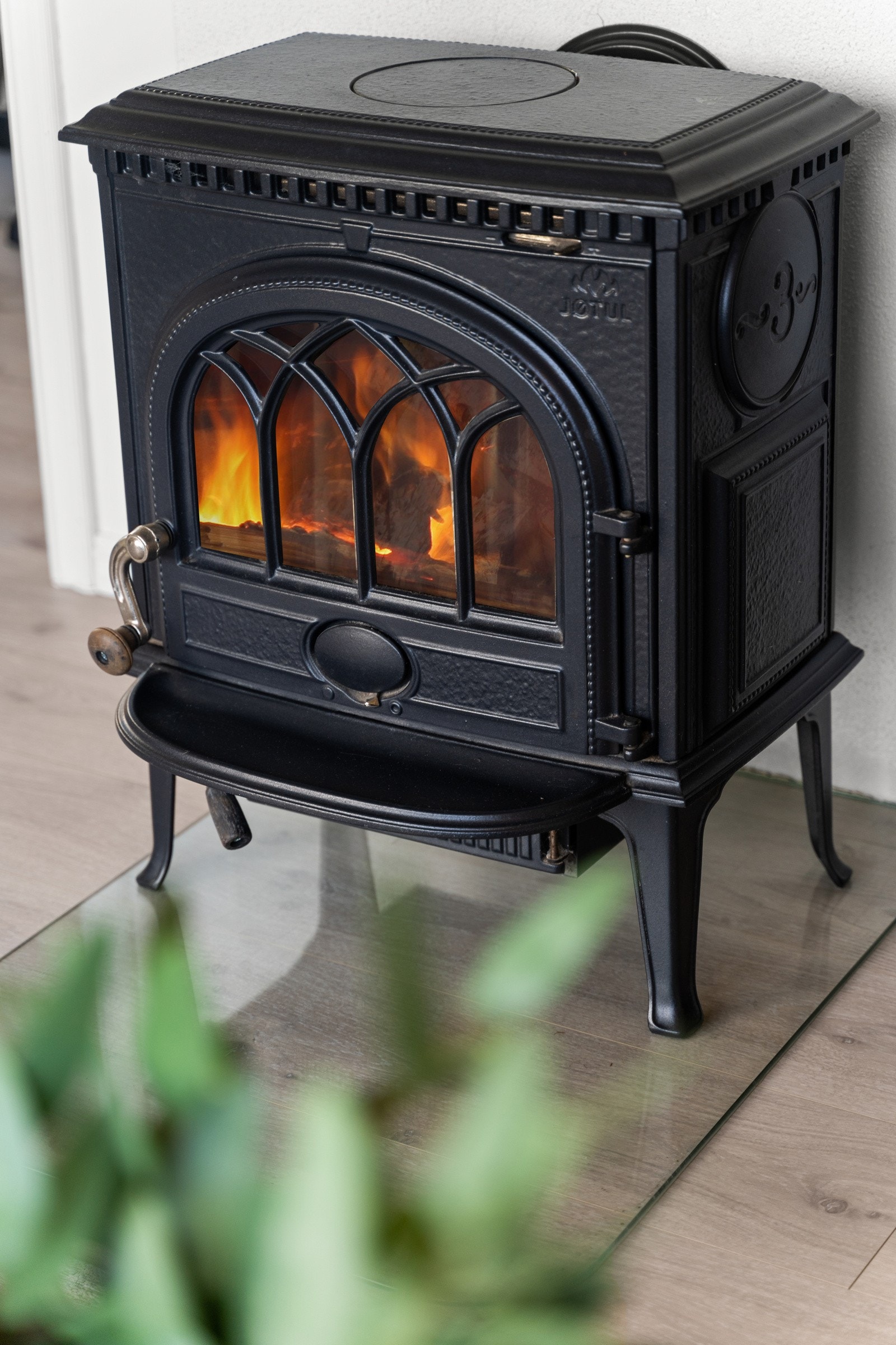 I stua er det både vedovn og varmepumpe Galleribilde