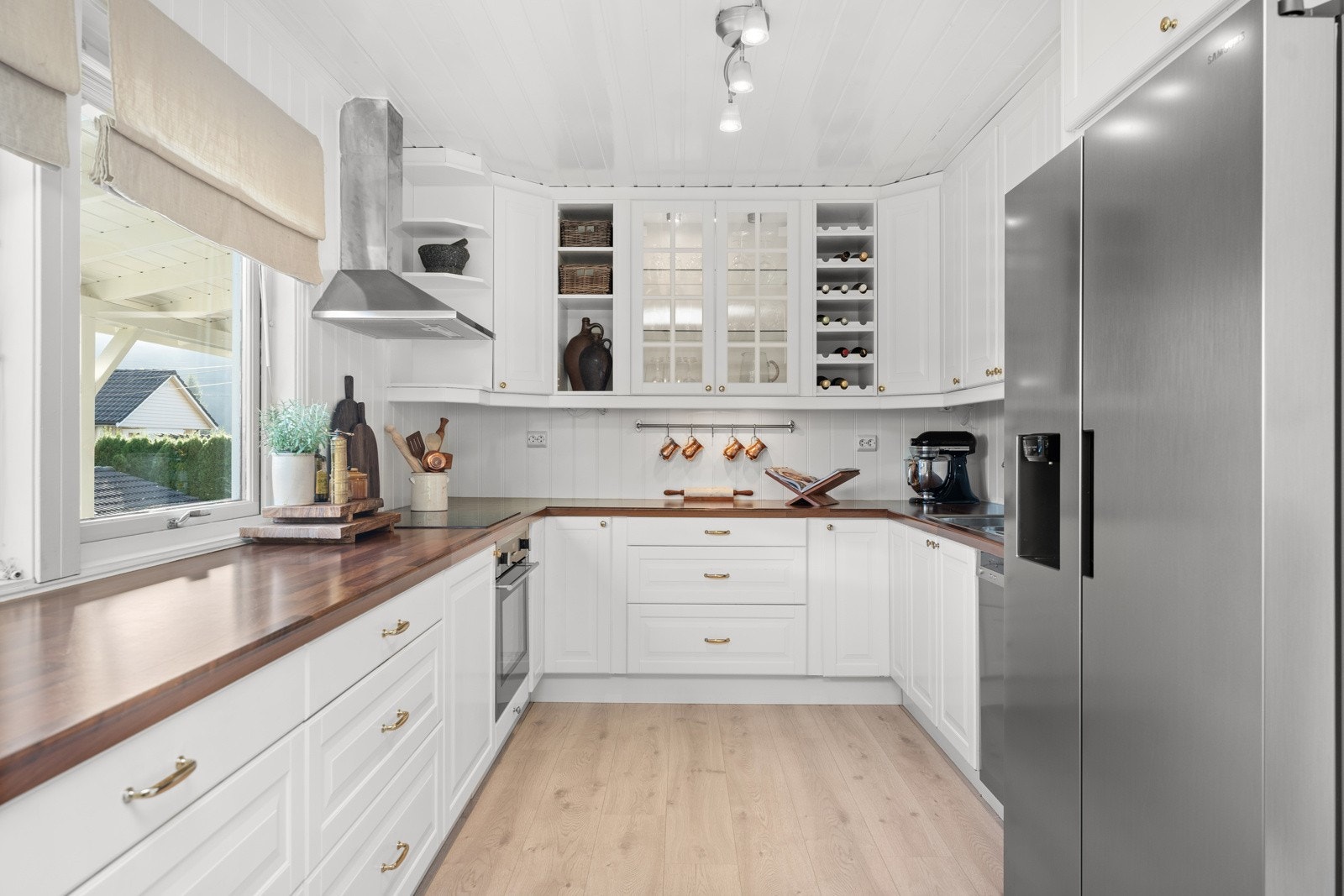 På kjøkkenet er det nytt kjøleskap og ny vifte Galleribilde