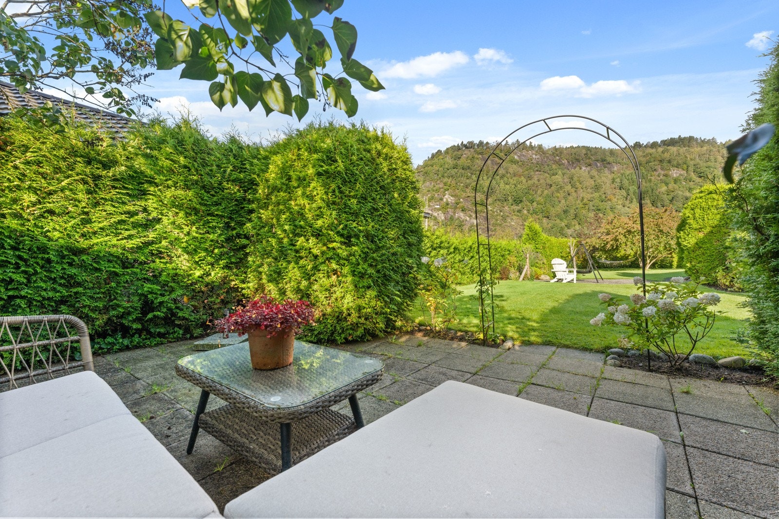 På tomta er det flere fine uteplasser Galleribilde