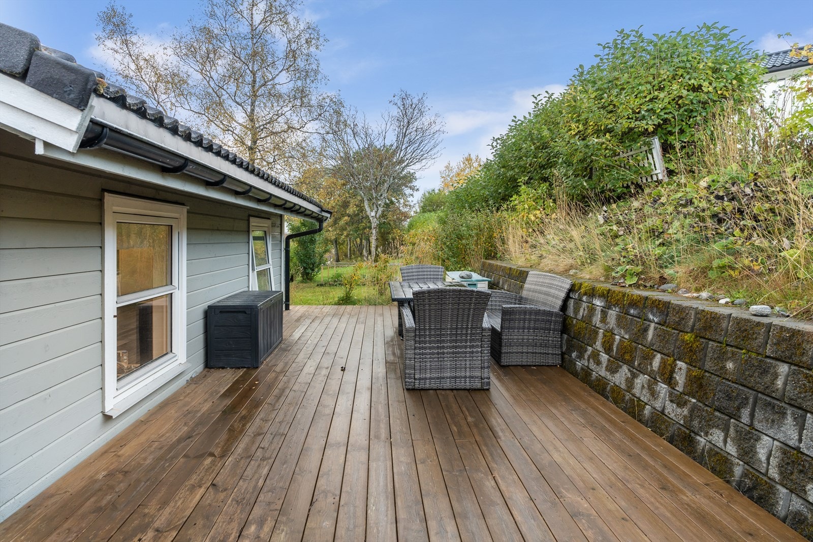 Terrasse med kveldssol og god plass til ulike sittegrupper og grill. Galleribilde