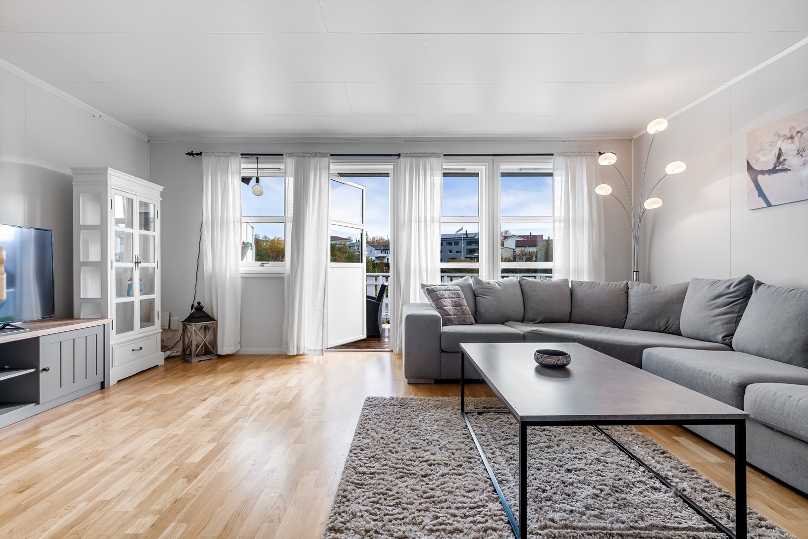 Stuen har fine vindusflater og ankomst til balkong 1/3. Galleribilde