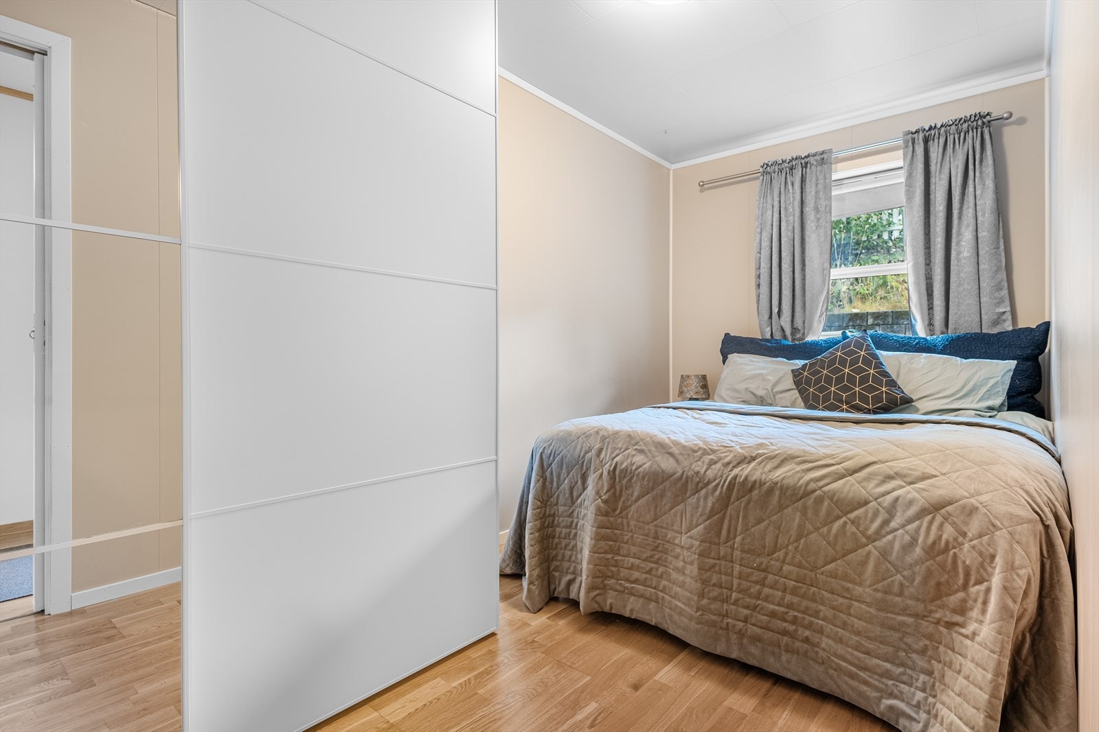 Hovedsoverom med garderobeskap. Galleribilde