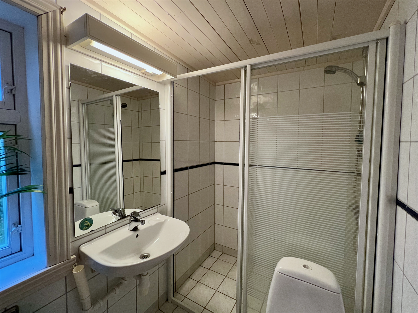 Boligen har pr. i dag ett bad. Det ligger i 1.etasje. I 2.etasje er det et rom som er påbegynt til bad. Ferdigstillelse av rommet utføres av nye eiere. Galleribilde