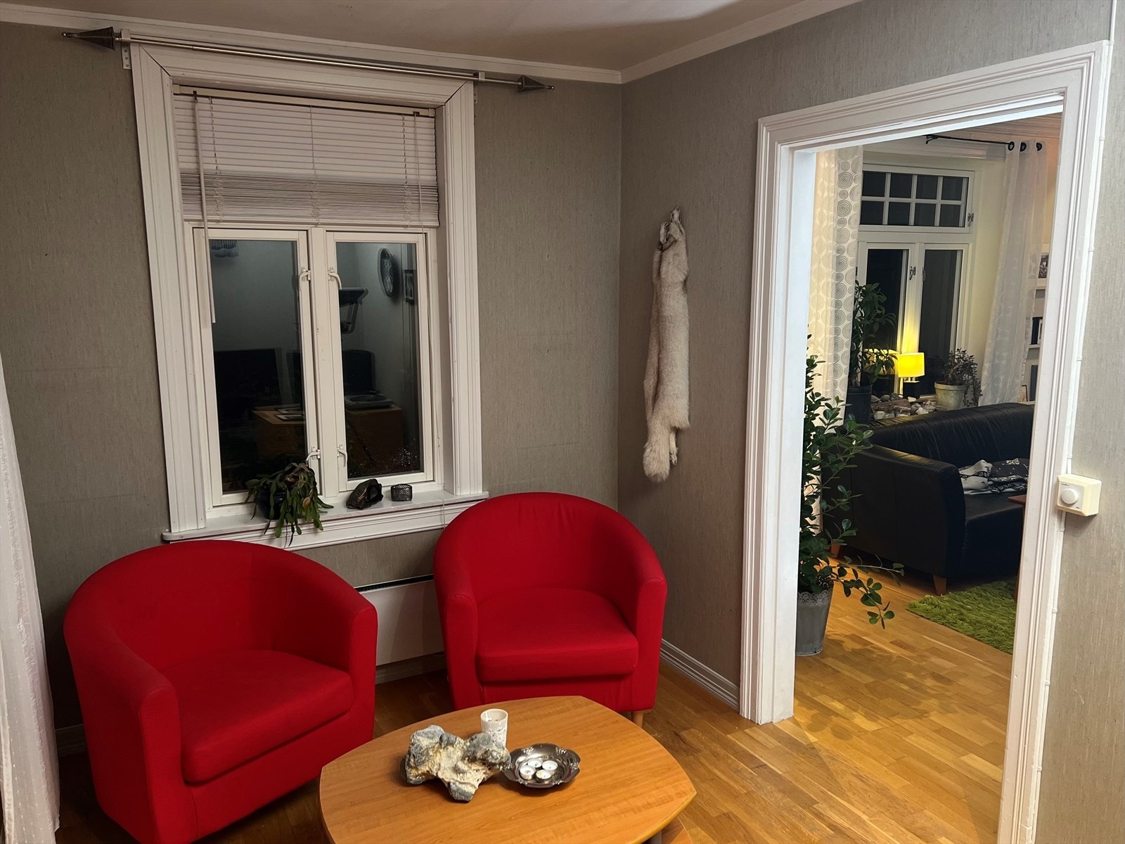 Tvstue for seg selv i innerste stue. Galleribilde