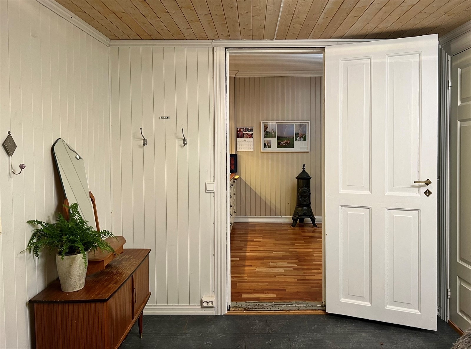 Velkommen inn! Her står man i yttergang med tilgang til vaskerom og bad. Rett frem når man kjøkkenet, og derfra kommer man videre inn til alle husets stuer. Galleribilde