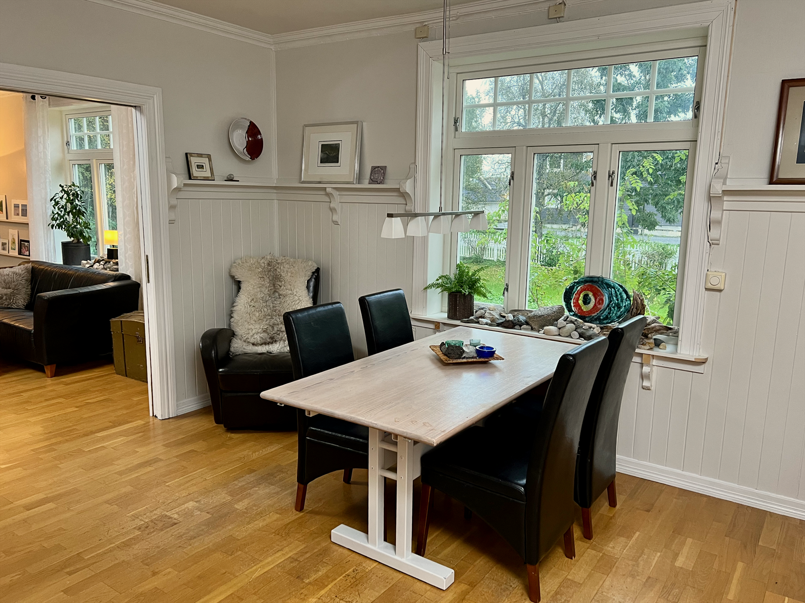 Videre nås alle husets stuer; først ut er spisestuen som rommer godt med plass for middagsgjester. Galleribilde