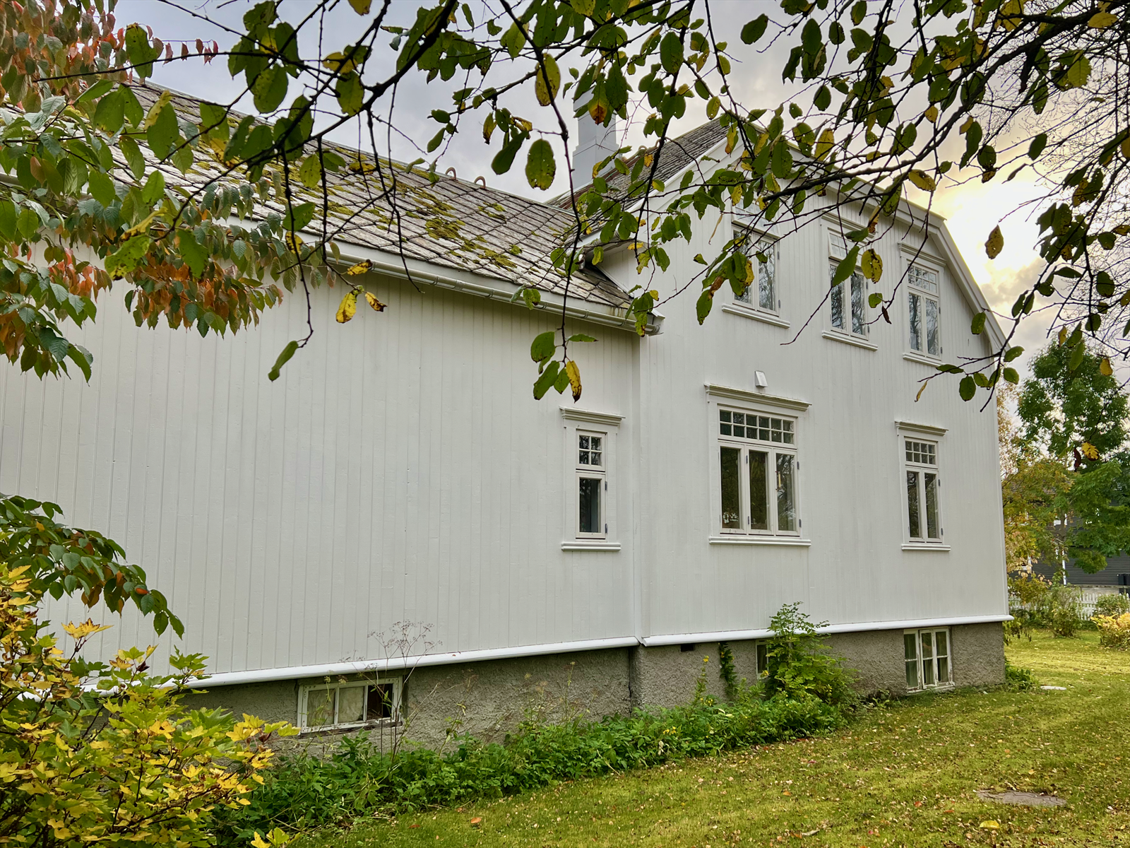 Året 2000 ble det utført arbeide med skifte av ytterkledning, etterisolering av yttervegger og skifte av det meste av vinduer. Galleribilde