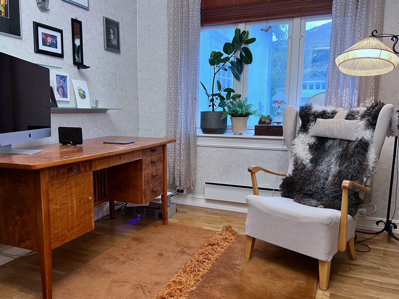 I 1.etasje finner man også et rom benyttet til kontor og bibliotek. Galleribilde